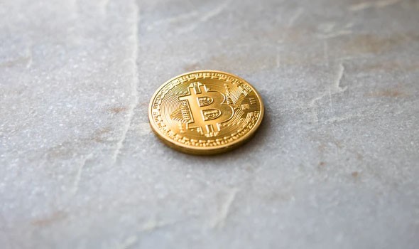 بيتكوين تتراجع وتتجه لخسارة أسبوعية وسط عزوف المستثمرين عن الأصول عالية المخاطر
