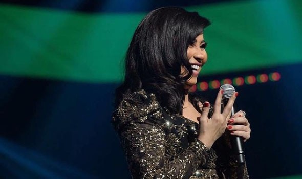  السعودية اليوم - شيرين عبد الوهاب تدلي بأقوالها في بلاغها ضد شقيقها وهو يعلّق