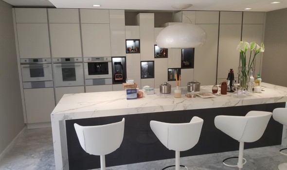  السعودية اليوم - هل المطبخ المفتوح خياركِ المثالي أم المطبخ المغلق أنسب لاحتياجاتكِ