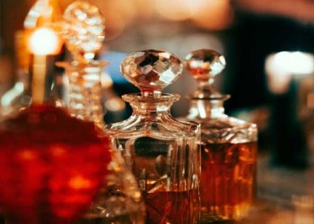 السعودية اليوم - زجاجات العطور تستعيد بريقها وتتحول من قطعة مهملة إلى تحفة ديكورية