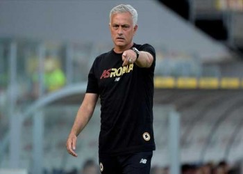  السعودية اليوم - مورينيو يثير الجدل في ديربي مدريد بعد تصرفه تجاه شعار أتلتيكو عقب الخسارة