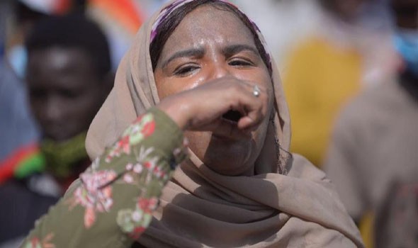 شقيقتان سودانيتان تتحدّيان القصف والحرب لمواصلة التعليم في الأبيّض