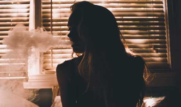  السعودية اليوم - الإقلاع عن التدخين يبطئ التدهور المعرفي ويحافظ على الذاكرة حتى بعد سن الخمسين