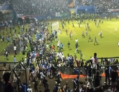 السعودية اليوم - فوضى الألتراس توقف مواجهة أياكس وجرونينجن في الدوري الهولندي بعد إطلاق ألعاب نارية داخل الملعب وتلغي المباراة نهائياً