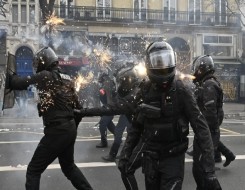  السعودية اليوم - رئيس الوزراء الفرنسي يعلن توقيف 1200 شخص وإصابة 150 شرطيًا خلال احتجاجات واسعة تشهدها البلاد amid تصاعد المواجهات الأمنية