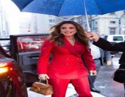  السعودية اليوم - الملكة رانيا تتألق بالبدلة الكلاسيكية الحمراء
