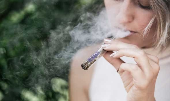 السجائر الإلكترونية تعرِّض الشباب للإصابة بأمراض تنفسية خطيرة