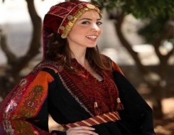  السعودية اليوم - الثوب التراثي الفلسطيني يروي  تاريخها ويحتفظ بهويتها التي لا تقاوم