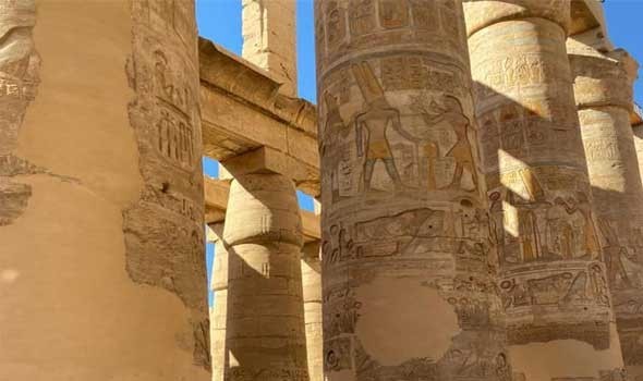 الشمس تتعامد على قدس الأقداس بالكرنك في مصر وسط حضور عدد كبير من السياح