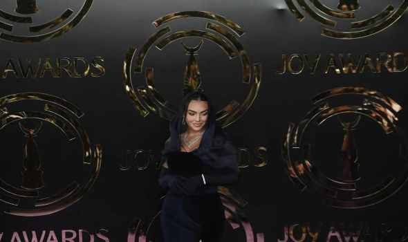  السعودية اليوم - جورجينا رودريغيز تتألق في عرض منى الشبل ضمن أسبوع الأزياء في الرياض