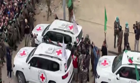  السعودية اليوم - إسرائيل تتسلم جثة رهينة جديدة وسط قصف مدفعي شرق خان يونس وتصاعد التوتر في غزة