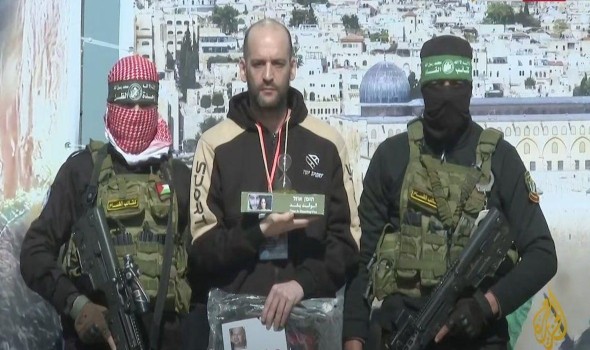  السعودية اليوم - حركة حماس تُسلم أربعة توابيت تحتوي على رفات رهائن إسرائيليين