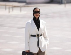  السعودية اليوم - مدونات الموضة المحجبات يقدّمن 7 طرق أنيقة لتنسيق البليزر الأبيض هذا الموسم