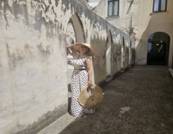  السعودية اليوم - "طبعات صيف 2025 الأيقونية تتصدر إطلالات النجمات والكاروهات والزيبرا والبولكا دوت في سباق الأناقة