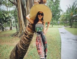  السعودية اليوم - القبعة أكسسوار النجمات المفضل في أيام الصيف وأناقة البحر لا تكتمل بدونه