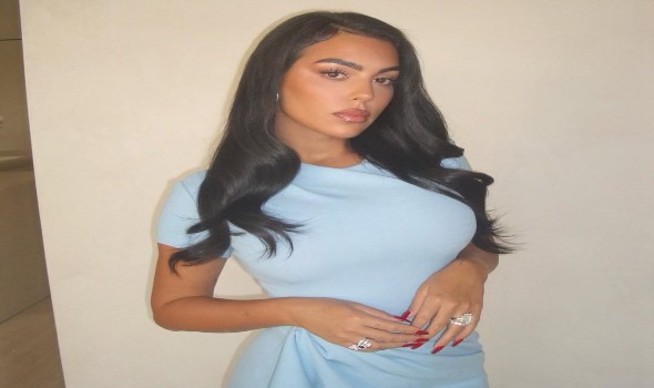 جورجينا رودريغيز تخطف الأنظار في أسبوع الموضة بالرياض