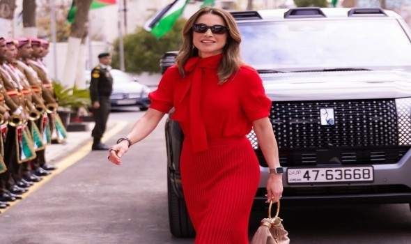 الملكة رانيا تتألق في عيد ميلادها الـ55 بإطلالات صيفية راقية