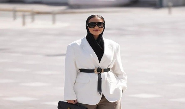  السعودية اليوم - مدونات الموضة المحجبات يقدّمن 7 طرق أنيقة لتنسيق البليزر الأبيض هذا الموسم