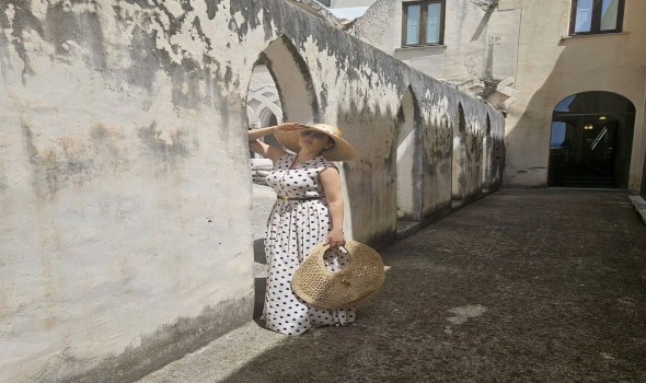  السعودية اليوم - "طبعات صيف 2025 الأيقونية تتصدر إطلالات النجمات والكاروهات والزيبرا والبولكا دوت في سباق الأناقة