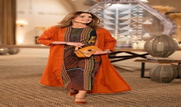  السعودية اليوم - الملكة رانيا تتألق بالأزياء المقلمة وتلفت الأنظار بتنسيقات عصرية