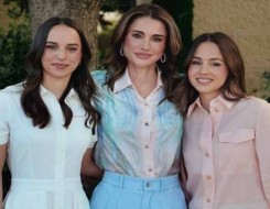  السعودية اليوم - الملكة رانيا وأميرات العائلة الملكية يتألقن بإطلالات ناعمة خلال احتفال عائلي بمناسبة ميلاد الأميرتين سلمى وإيمان