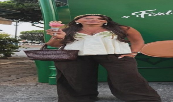 نجمات الموضة يتألقن بإطلالات صيفية منعشة تجمع بين البساطة والأنوثة