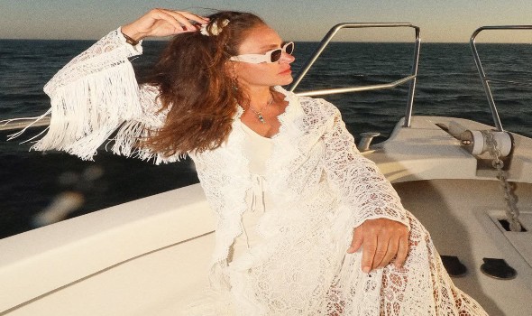 نجمات العالم العربي يودّعن الصيف على متن اليخوت بإطلالات أنثوية حالمة تدمج الأناقة بروح البحر