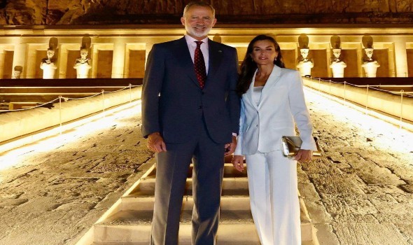 الملكة ليتيزيا تتألق بأناقة البدل خلال زيارتها الرسمية إلى مصر