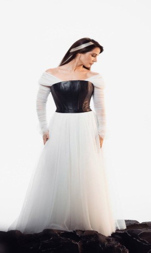  السعودية اليوم - الجرأة تلتقي بالكلاسيكية النجمات يتألقن بتصاميم تحاكي الأنوثة والفخامة