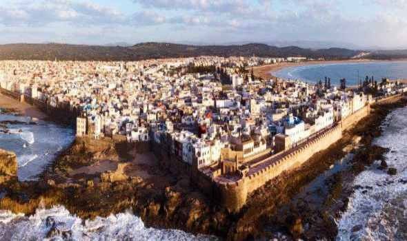  السعودية اليوم - الصويرة المغربية مدينة ساحرة تجمع بين التاريخ وروح المغامرة في ركوب الأمواج
