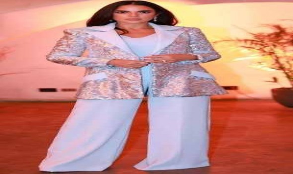  السعودية اليوم - إطلالات فاخرة النجمات بالأزرق السماوي تجمع بين الجرأة والرقي