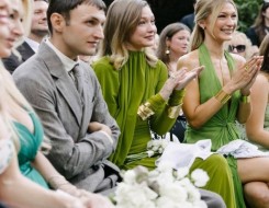 السعودية اليوم - جيجي وبيلا حديد تخطفان الأنظار في زفاف شقيقتهما ألانا بإطلالات خضراء راقية