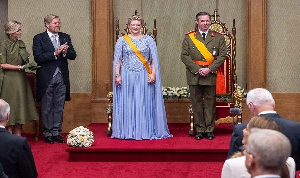 الدوقة الكبرى للوكسمبورغ تتألق بإطلالة ملكية من توقيع إيلي صعب في حفل اعتلاء العرش