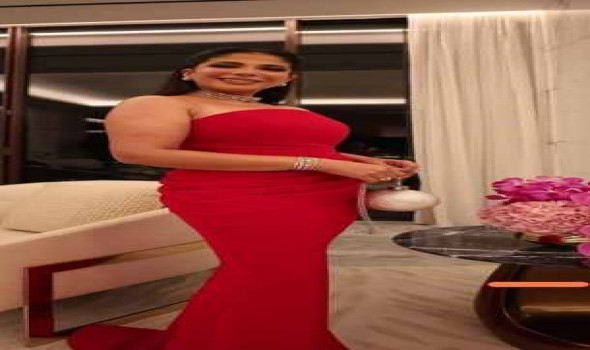 منى زكي تتألق بالأحمر والأسود في أمسية فخمة جمعت النجمات في دبي