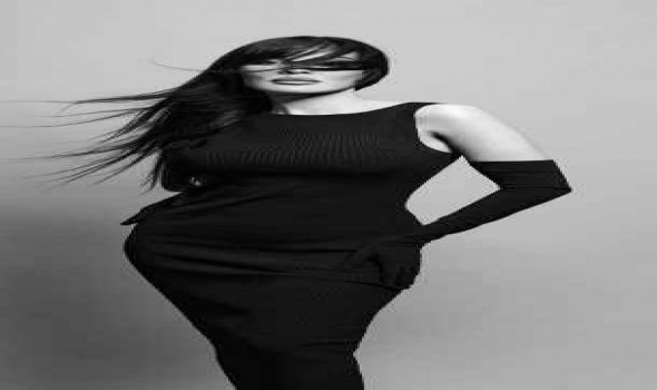 القفازات الطويلة تجمع بين النجمات في إطلالات كلاسيكية عصرية