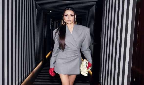 فستان البليزر القصير يخطف أنظار نجمات خريف 2025