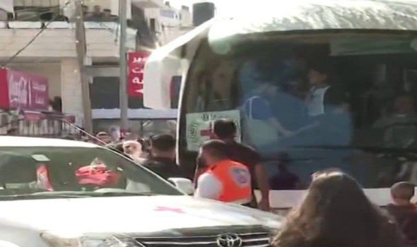  السعودية اليوم - وصول حافلات تقل أسرى فلسطينيين مفرجًا عنهم إلى رام الله ضمن عملية تبادل الأسرى بين إسرائيل وحماس
