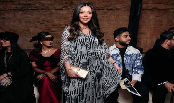  السعودية اليوم - النجمات يتألقن بتصاميم تجمع بين الفخامة والإبداع في أسبوع الأزياء بالرياض