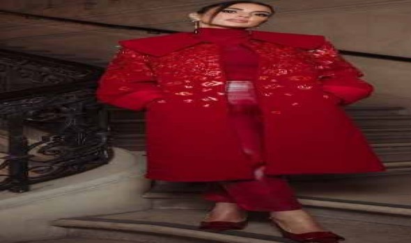  السعودية اليوم - درّة تتألق بالأحمر بإطلالات خريفية تمزج بين الفخامة والأنوثة