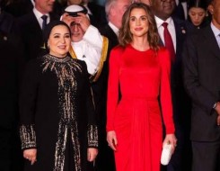 السعودية اليوم - أناقة ملكات مصر القديمة تُلهم النجمات في افتتاح المتحف المصري وسحر فرعوني يلفّ الحفل بحضور الملكة رانيا