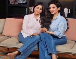 السعودية اليوم - الأزرق يوحّد إطلالات لجين وأسيل عمران في سهرة راقية تجسّد قوة الروابط بين الشقيقتين