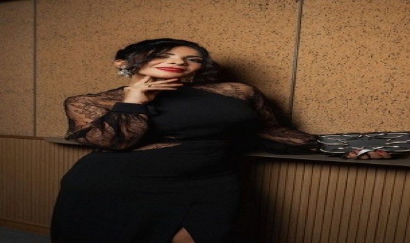 منى زكي تتألق بإطلالات ساحرة على السجادة الحمراء