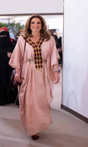 السعودية اليوم - العبايات بحضور لافت في أناقة الملكة رانيا