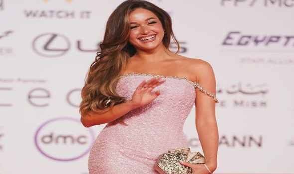  السعودية اليوم - فساتين سهرة بتصاميم متنوعة وألوان راقية تستلهم منها الشابات إطلالات أنيقة للمناسبات