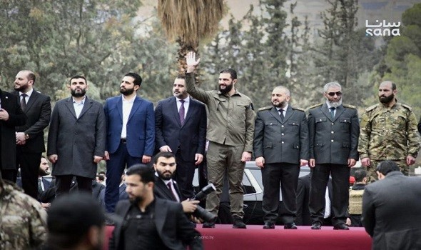  السعودية اليوم - الشرع يشهد الاحتفال بذكرى التحرير في دمشق ويظهر بالزي العسكري بالمسجد الأموي