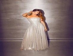  السعودية اليوم - بريق اللون الفضي يسطع على إطلالات النجمات في بداية عام 2026