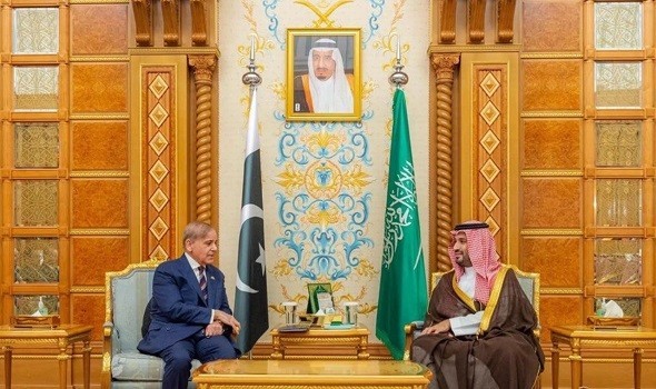  السعودية اليوم - الأمير محمد بن سلمان يلتقي رئيس الوزراء الباكستاني لتعزيز التعاون الدفاعي ومناقشة الاعتداءات الإيرانية