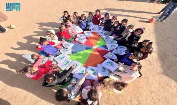  السعودية اليوم - مركز الملك سلمان للإغاثة يوزع 390 قسيمة لشراء الكسوة الشتوية على النازحين في لحج اليمنية