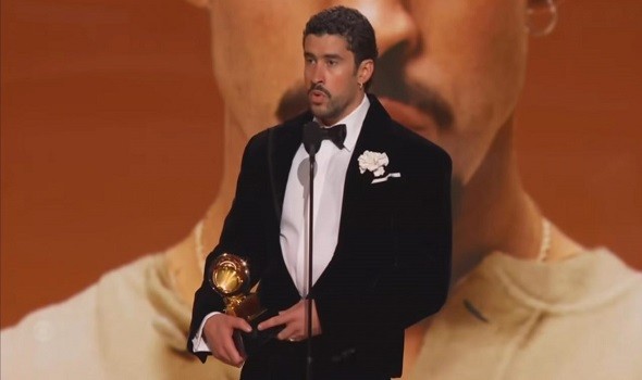  السعودية اليوم - باد باني منتقد ترمب يحقق فوزاً تاريخياً في غرامي ويصبح أول فنان إسباني اللغة يحصد جائزة ألبوم العام