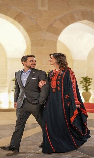  السعودية اليوم - الأميرة رجوة تتألق بإطلالة رمضانية في صورة مع ولي العهد الأردني